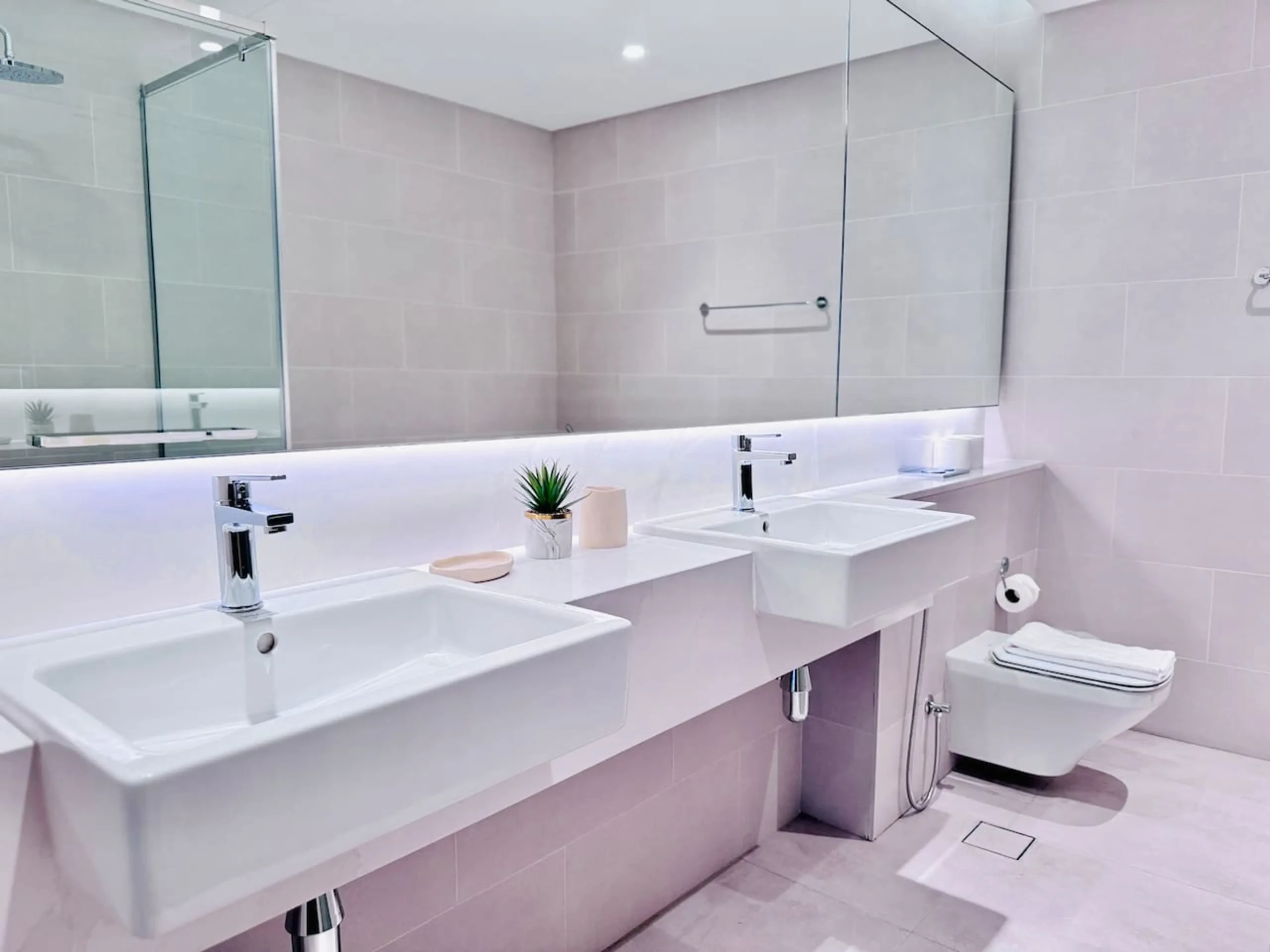 Canal Front Luxury 2BR Stay (11)