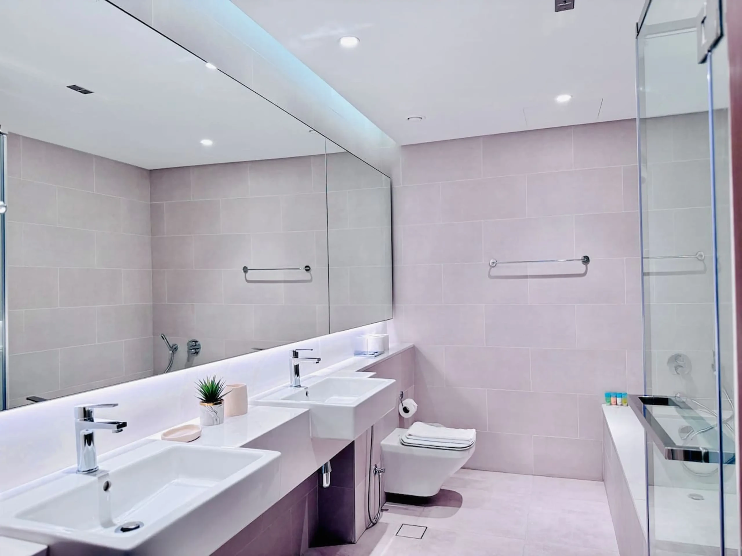 Canal Front Luxury 2BR Stay (3)