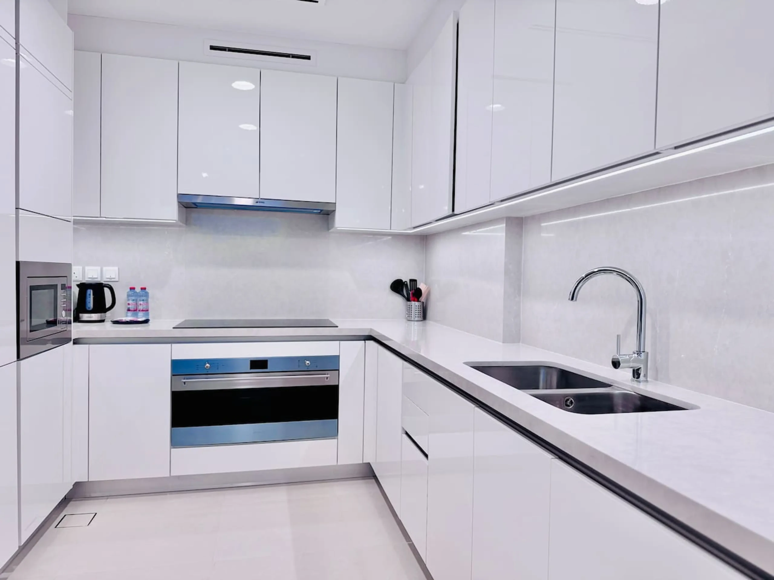 Canal Front Luxury 2BR Stay (39)