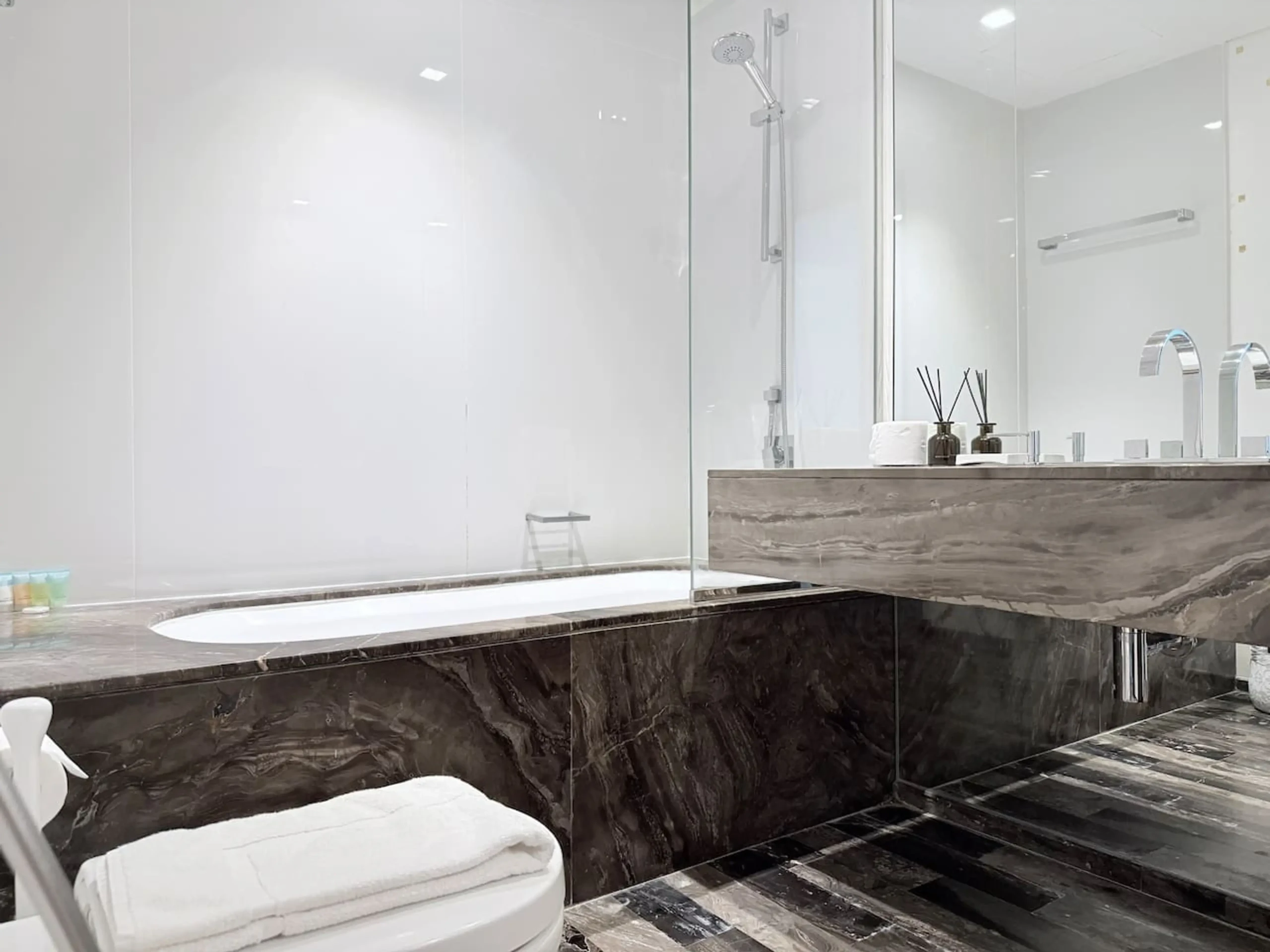 Fendi 1BR - Damac Heights (114)