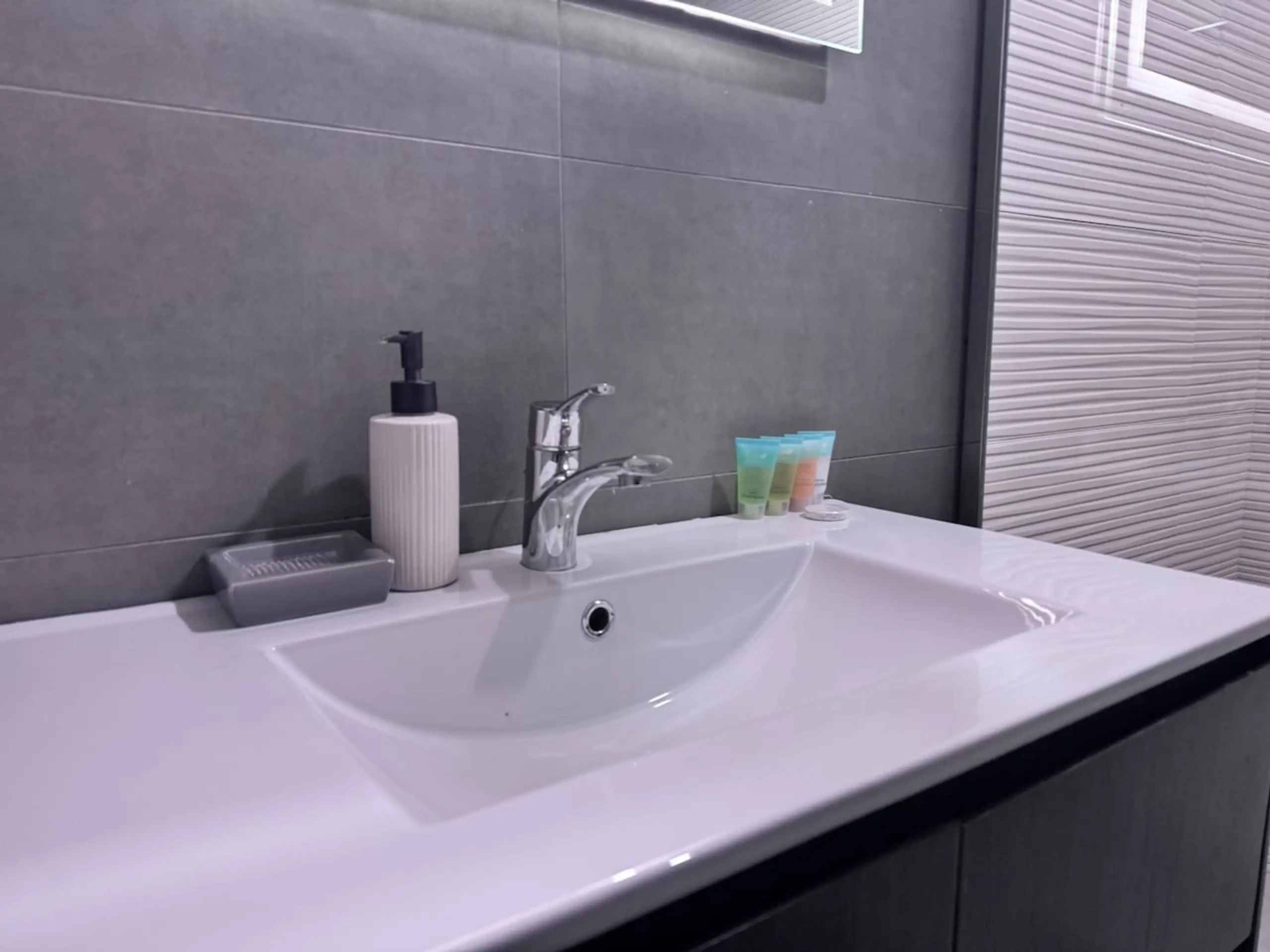 Modern 1BR Apt in Bella Rose DSP (32)