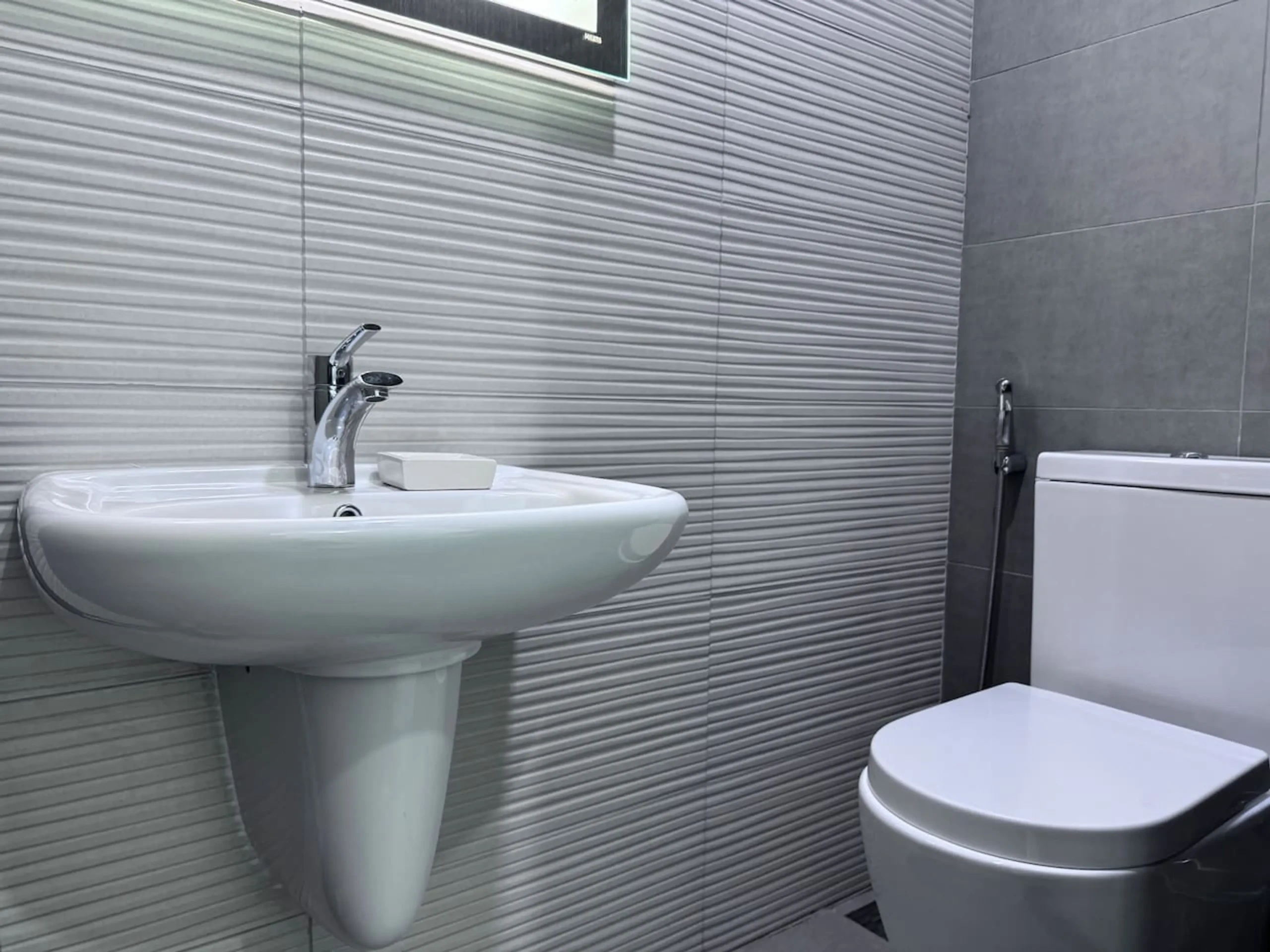 Modern 1BR Apt in Bella Rose DSP (43)