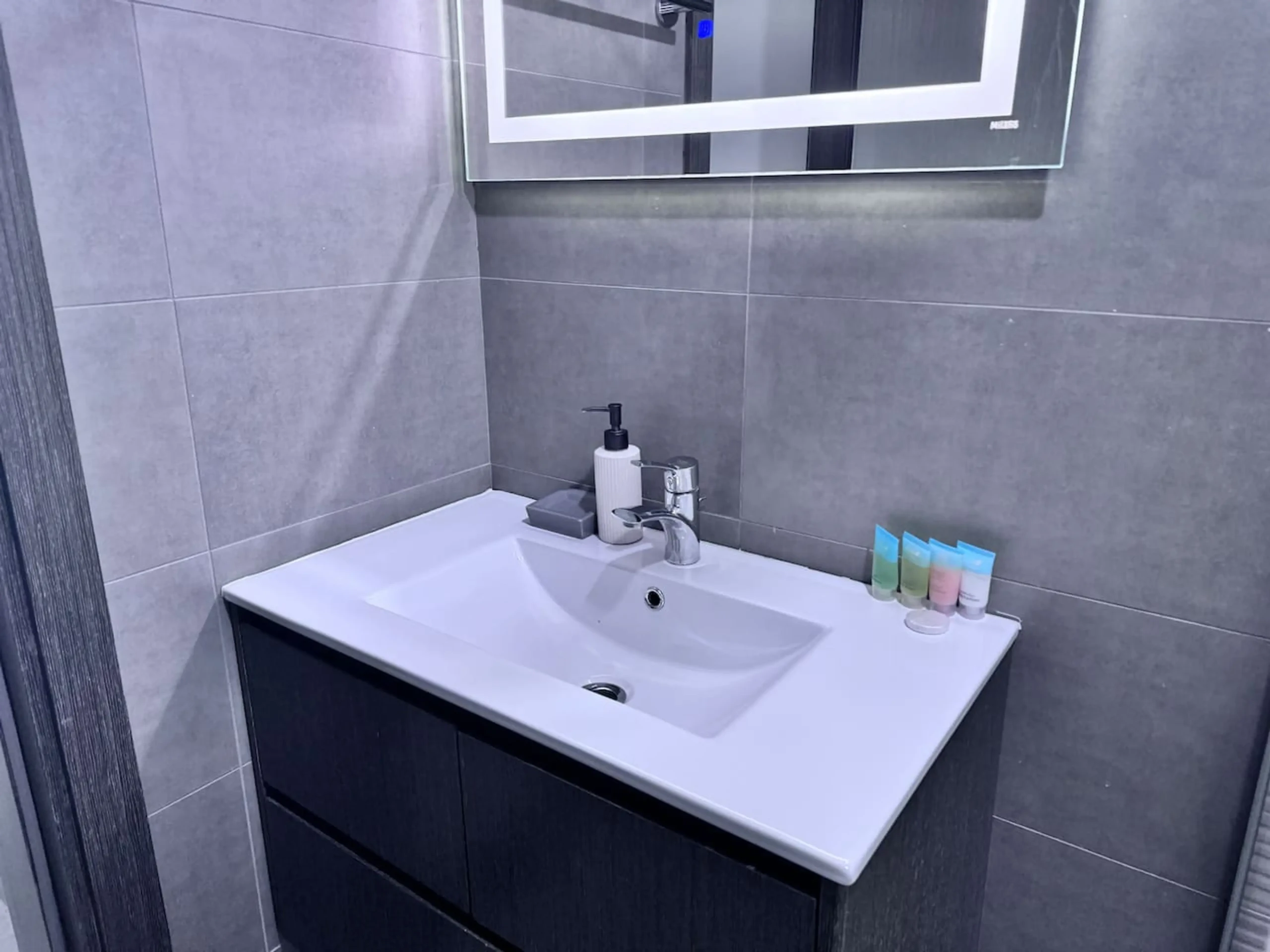 Modern 1BR Apt in Bella Rose DSP (5)